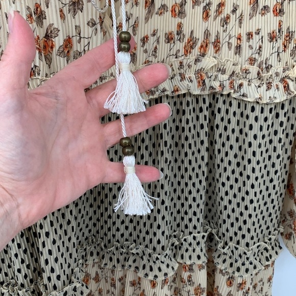 POL Babydoll tiered ruffle blouse colorblock tassel floral crinkle ivory Medium - Picture 3 of 5